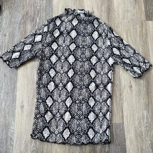 Juniors snake skin top so trendy!! 💡